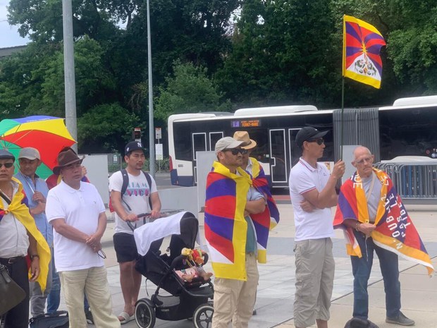 སུད་སི་རུ་བོད་མི་ཚོས་འཛམ་གླིང་མཉམ་འབྲེལ་རྒྱལ་ཚོགས་ཀྱི་མདུན་དུ་བོད་དོན་དྲིལ་བསྒྲགས་དང་ལས་འགུལ་སྤེལ་ཡོད་པ། སུད་སི་རུ་བོད་མི་ཚོས་འཛམ་གླིང་མཉམ་འབྲེལ་རྒྱལ་ཚོགས་ཀྱི་མདུན་དུ་བོད་དོན་དྲིལ་བསྒྲགས་དང་ལས་འགུལ་སྤེལ་ཡོད་པ།