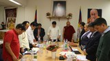 ཡོ་རོབ་ཁུལ་གྱི་བོད་མིའི་ཚོགས་པའི་ཚོགས་གཙོ་རྣམ་པས་གསུམ་བཅུ་དུས་དྲན་སྐོར་གྲོས་མོལ་གནང་བཞིན་པ།