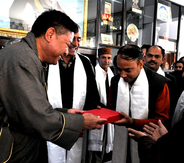སྤྱི་འཐུས་ལྷན་ཚོགས་ནས་རྒྱ་གར་བོད་དོན་རྒྱབ་སྐྱོར་ཚོགས་པའི་སྐུ་ཚབ་རྣམ་པར་དགའ་བསུ། སྤྱི་འཐུས་ལྷན་ཚོགས་ནས་རྒྱ་གར་བོད་དོན་རྒྱབ་སྐྱོར་ཚོགས་པའི་སྐུ་ཚབ་རྣམ་པར་དགའ་བསུ།