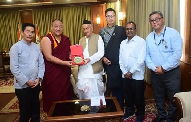 འཐུས་ལྷན་ཚོགས་ཀྱི་སྐུ་ཚབ་ནས་མ་ཧ་ར་ཤི་ཊ་མངའ་སྡེའི་སྲིད་སྐྱོང་ལྷན་མཇལ་མོལ་གནང་བ།