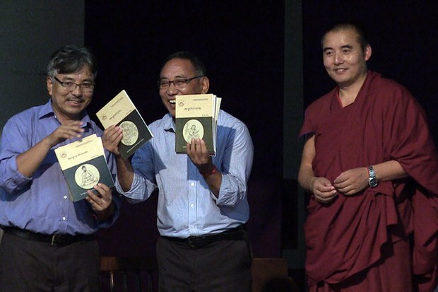 གཏམ་བརྒྱུད་གྱི་ལམ་ནས་མེས་པོའི་ཞབས་རྗེས་འཚོལ་བ་ཞེས་པའི་དཔེ་དེབ་དབུ་འབྱེད། གཏམ་བརྒྱུད་གྱི་ལམ་ནས་མེས་པོའི་ཞབས་རྗེས་འཚོལ་བ་ཞེས་པའི་དཔེ་དེབ་དབུ་འབྱེད།