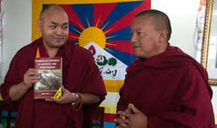 གྲྭ་བག་བྲོ་ཡི་དཔེ་དེབ་སློབ་གྲྭ་ཁག་ནང་འགྲེམ་སྤེལ་བྱེད་བཞིན་པ། གྲྭ་བག་བྲོ་ཡི་དཔེ་དེབ་སློབ་གྲྭ་ཁག་ནང་འགྲེམ་སྤེལ་བྱེད་བཞིན་པ།