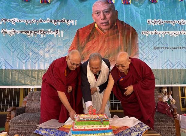 བཀའ་བློན་ཁྲི་ཟུར་ཟམ་གདོང་རིན་པོ་ཆེ་མཆོག་དགུང་གྲངས་༨༢ལ་ཕེབས་པའི་འཁྲུངས་སྐར། བཀའ་བློན་ཁྲི་ཟུར་ཟམ་གདོང་རིན་པོ་ཆེ་མཆོག་དགུང་གྲངས་༨༢ལ་ཕེབས་པའི་འཁྲུངས་སྐར།