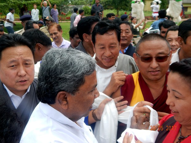 བྷེ་ཀོབ་བོད་མི་ཚོས་ཀ་ན་ཊ་ཀ་མངའ་སྡེའི་སྤྱི་ཁྱབ་བློན་ཆེན་ལ་ཕེབས་བསུ། བྷེ་ཀོབ་བོད་མི་ཚོས་ཀ་ན་ཊ་ཀ་མངའ་སྡེའི་སྤྱི་ཁྱབ་བློན་ཆེན་ལ་ཕེབས་བསུ།