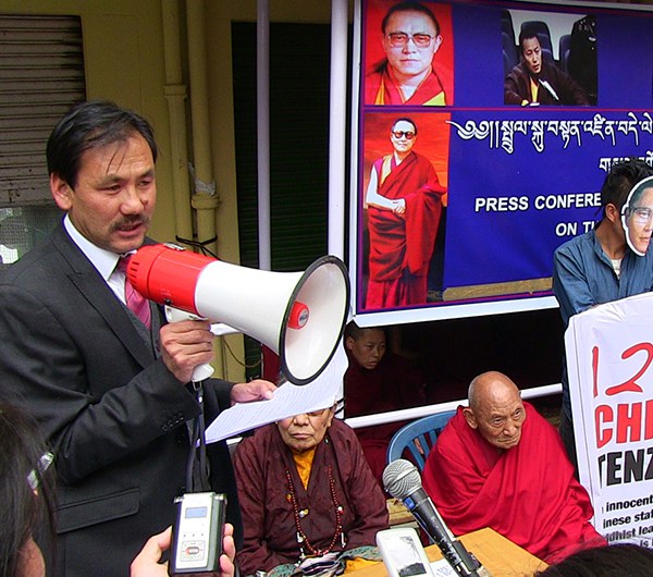 བཞུགས་སྒར་དུ་སྤྲུལ་སྐུ་བསྟན་འཛིན་བདེ་ལེགས་གློད་འགྲོལ་ཆེད་ལས་འགུལ་སྤེལ་བ། བཞུགས་སྒར་དུ་སྤྲུལ་སྐུ་བསྟན་འཛིན་བདེ་ལེགས་གློད་འགྲོལ་ཆེད་ལས་འགུལ་སྤེལ་བ།