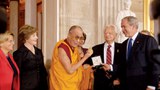 ༧གོང་ས་སྐྱབས་མགོན་ཆེན་པོ་མཆོག་ལ་ཨ་རིའི་གྲོས་ཚོགས་ཀྱིས་གསེར་གྱི་གཟེངས་རྟགས་འབུལ་བཞེས་མཛད་ནས་མི་ལོ་༡༥འཁོར་བ།