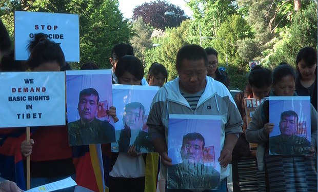 དུས་སིར་བོད་མི་ཚོས་རྒྱ་གཞུང་ལ་ངོ་རྒོལ་གནང་ཡོད་པ། དུས་སིར་བོད་མི་ཚོས་རྒྱ་གཞུང་ལ་ངོ་རྒོལ་གནང་ཡོད་པ།
