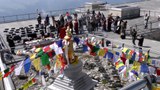 སུད་སིར་སན་ཐེ་སི་རི་བོའི་རྩེར་མཆོད་རྟེན་བཞེངས་ཏེ་མི་ལོ་༢༠་འཁོར་བའི་རྗེས་དྲན་ཞུས་ཡོད་པ།
