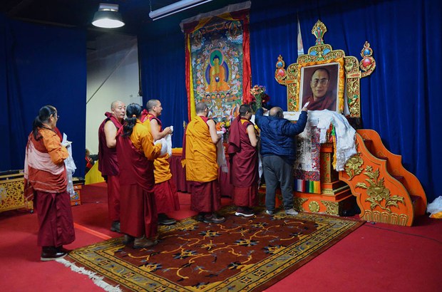 ༸གོང་ས་མཆོག་ལ་ནོ་སྦེལ་ཞི་བདེའི་གཟེངས་རྟགས་ཕུལ་ནས་ལོ་༢༨འཁོར་བ། ༸གོང་ས་མཆོག་ལ་ནོ་སྦེལ་ཞི་བདེའི་གཟེངས་རྟགས་ཕུལ་ནས་ལོ་༢༨འཁོར་བ།