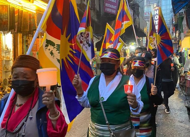 རྒྱ་ནག་དམར་ཤོག་བཙུགས་ནས་ལོ་༡༠༠འཁོར་བའི་དུས་དྲན་སྐབས་ངོ་རྒོལ།