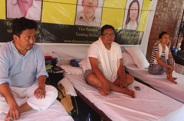 ཟས་བཅད་ངོ་རྒོལ་གནང་མཁན་གསུམ་གྱི་སྐུ་གཟུགས་གནས་སྟངས། ཟས་བཅད་ངོ་རྒོལ་གནང་མཁན་གསུམ་གྱི་སྐུ་གཟུགས་གནས་སྟངས།