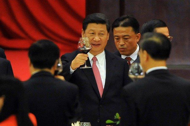 ཞི་ཅིན་ཕེན་ཉེ་སྔོན་ཚོགས་པའི་རྒྱལ་སྟོན་དུས་ཆེན་གྱི་སྣེ་ལེན་འདུ་འཛོམས་སྐབས།