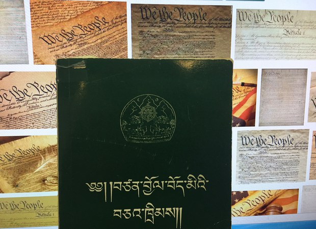རྒྱ་ནག་གི་ཡིག་ལ་བཀོད་པའི་རྩ་ཁྲིམས་དང་དངོས་སུ་ལག་ལེན་བསྟར་བཞིན་པའི་སྲིད་ཇུས་གཉིས།