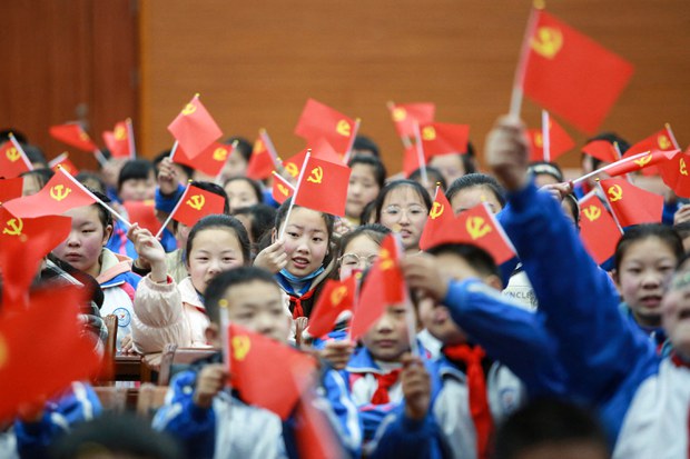 རྒྱ་ནག་གིས་དམར་པོའི་རིང་ལུགས་ཀྱི་མཚོན་རྟགས་ཀྱི་གློག་བརྙན་རིགས་གློག་བརྙན་ཁང་ཁག་ནང་སྟོན་པའི་བཀའ་བཏང་བ། རྒྱ་ནག་གིས་དམར་པོའི་རིང་ལུགས་ཀྱི་མཚོན་རྟགས་ཀྱི་གློག་བརྙན་རིགས་གློག་བརྙན་ཁང་ཁག་ནང་སྟོན་པའི་བཀའ་བཏང་བ།