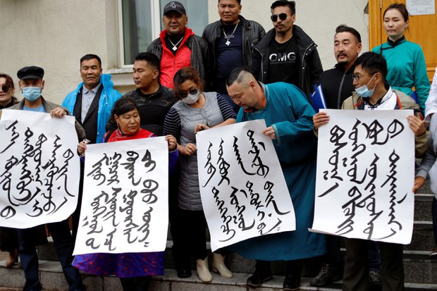 ནང་སོག་ནང་རྒྱ་ནག་གིས་སོག་པོའི་རིག་གཞུང་རྩ་མེད་གཏོང་རྒྱུའི་དམིགས་ཡུལ་རེད་ཅེས་ངོ་རྒོལ་བྱེད་བཞིན་པ། ནང་སོག་ནང་རྒྱ་ནག་གིས་སོག་པོའི་རིག་གཞུང་རྩ་མེད་གཏོང་རྒྱུའི་དམིགས་ཡུལ་རེད་ཅེས་ངོ་རྒོལ་བྱེད་བཞིན་པ།