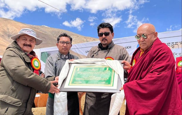 ༧སྐྱབས་རྗེ་འབྲི་གུང་སྐྱབས་མགོན་ཆེ་ཚང་རིན་པོ་ཆེ་མཆོག་ལ་ལ་དྭགས་དབུས་གཞུང་མངའ་སྡེའི་ལྗང་གྱུར་ངོ་ཚབ་ཀྱི་མཚན་གནས་ཕུལ་ཡོད་པ། ༧སྐྱབས་རྗེ་འབྲི་གུང་སྐྱབས་མགོན་ཆེ་ཚང་རིན་པོ་ཆེ་མཆོག་ལ་ལ་དྭགས་དབུས་གཞུང་མངའ་སྡེའི་ལྗང་གྱུར་ངོ་ཚབ་ཀྱི་མཚན་གནས་ཕུལ་ཡོད་པ།