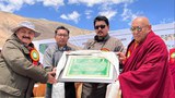 ༧སྐྱབས་རྗེ་འབྲི་གུང་སྐྱབས་མགོན་ཆེ་ཚང་རིན་པོ་ཆེ་མཆོག་ལ་ལ་དྭགས་དབུས་གཞུང་མངའ་སྡེའི་ལྗང་གྱུར་ངོ་ཚབ་ཀྱི་མཚན་གནས་ཕུལ་ཡོད་པ།