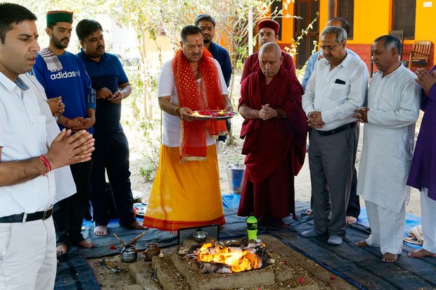 བོད་དོན་བདེན་མཐའ་སེལ་ཆེད་དུ་སྦྱིན་བསྲེག་གནང་བ།
