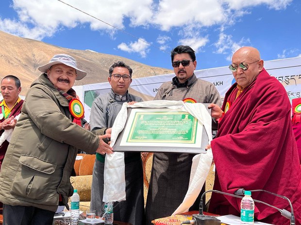འབྲི་གུང་༧སྐྱབས་མགོན་ཆེ་ཚང་རིན་པོ་ཆེ་མཆོག་ལ་ལ་དྭགས་དབུས་གཞུང་མངའ་སྡེའི་ལྗང་སྒྱུར་ངོ་ཚབ་ཀྱི་མཚན་གནས་ཕུལ་ཡོད་པ། འབྲི་གུང་༧སྐྱབས་མགོན་ཆེ་ཚང་རིན་པོ་ཆེ་མཆོག་ལ་ལ་དྭགས་དབུས་གཞུང་མངའ་སྡེའི་ལྗང་སྒྱུར་ངོ་ཚབ་ཀྱི་མཚན་གནས་ཕུལ་ཡོད་པ།