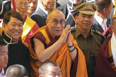 ༸གོང་ས་མཆོག་གི་ཆིབས་བསྒྱུར་ངང་སྒུག་ཞུ་བཞིན་པ། ༸གོང་ས་མཆོག་གི་ཆིབས་བསྒྱུར་ངང་སྒུག་ཞུ་བཞིན་པ།