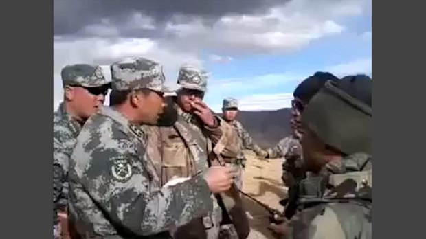 རྒྱ་དཀར་ནག་གཉིས་དབར་ས་མཚམས་སུ་འཁྲུགས་འཛིངས། རྒྱ་དཀར་ནག་གཉིས་དབར་ས་མཚམས་སུ་འཁྲུགས་འཛིངས།
