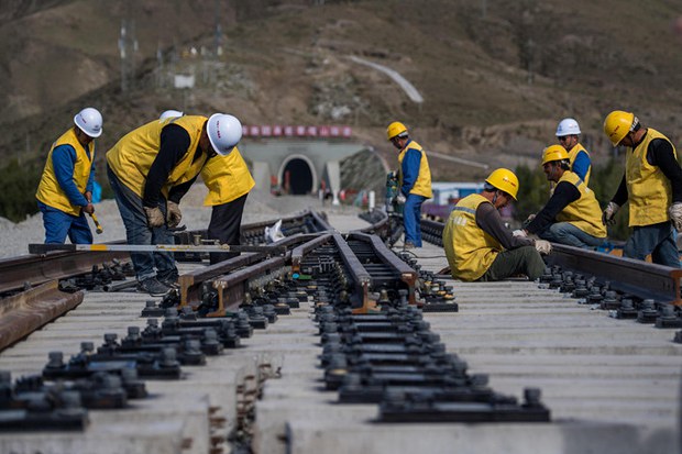 བོད་ནང་འཛུགས་སྐྲུན་གྱི་ལས་གཞི་ལ་རྒྱ་གར་གྱི་བློ་ཚུབས་གནང་བཞིན་པ། བོད་ནང་འཛུགས་སྐྲུན་གྱི་ལས་གཞི་ལ་རྒྱ་གར་གྱི་བློ་ཚུབས་གནང་བཞིན་པ།