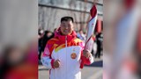 རྒྱ་ནག་གིས་ས་མཚམས་སུ་རྨས་སྐྱོན་ཕོག་པའི་དམག་མི་ཞིག་ལ་ཨོ་ལོམ་པིཀསི་རྩེད་འགྲན་གྱི་དཔལ་འབར་འཁྱེར་བཅུག་ཡོད་པ།