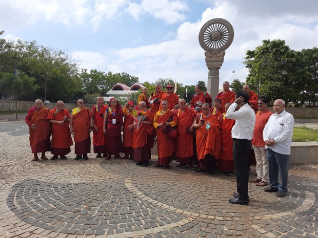 འབྲུག་གི་གནས་བརྟན་༢༤་རྒྱ་གར་ནང་པའི་གནས་ཆེན་ཁག་ཏུ་གནས་མཇལ་དུ་ཕེབས་བཞིན་ཡོད་པ། འབྲུག་གི་གནས་བརྟན་༢༤་རྒྱ་གར་ནང་པའི་གནས་ཆེན་ཁག་ཏུ་གནས་མཇལ་དུ་ཕེབས་བཞིན་ཡོད་པ།