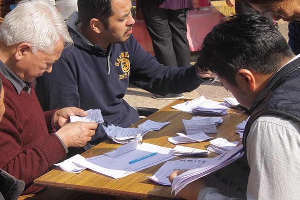 ལྡི་ལི་རུ་བོད་མི་ཚོས་འོས་ཤོག་འཕངས་ཡོད་པ། ལྡི་ལི་རུ་བོད་མི་ཚོས་འོས་ཤོག་འཕངས་ཡོད་པ།