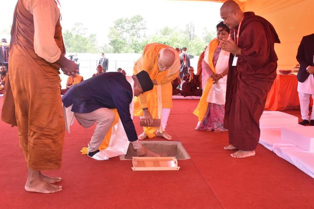 རྒྱ་གར་གྱི་སྲིད་བློན་གྱིས་ལུམ་བི་ནིར་འཚམས་གཟིགས་གནང་བ།