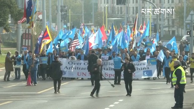 བོད་མི་དང་།  ཡུ་གུར་བ།  ཧོང་ཀོང་ལས་འགུལ་བ།  རྒྱ་མི་དམངས་གཙོ་དོན་གཉེར་བ་བཅས་ནས་རྒྱ་གཞུང་ལ་ངོ་རྒོལ་བྱ་རྒྱུ།