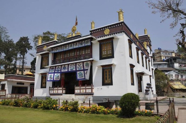 ནང་བསྟན་གྱི་དཔེ་མཛོད་དང་འགྲེམས་སྟོན་ཁང༌། ནང་བསྟན་གྱི་དཔེ་མཛོད་དང་འགྲེམས་སྟོན་ཁང༌།