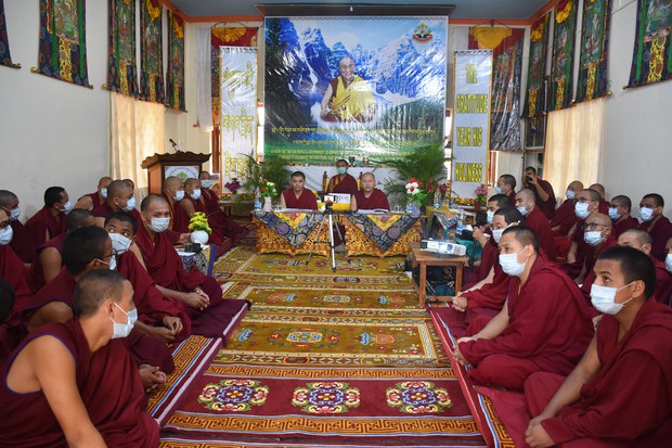 ༧གོང་ས་༧སྐྱབས་མགོན་ཆེན་པོ་མཆོག་ལ་ལ་དྭགས་མི་རིགས་ཀྱིས་བཀའ་དྲིན་རྗེས་དྲན་ཞུས་པ། ༧གོང་ས་༧སྐྱབས་མགོན་ཆེན་པོ་མཆོག་ལ་ལ་དྭགས་མི་རིགས་ཀྱིས་བཀའ་དྲིན་རྗེས་དྲན་ཞུས་པ།