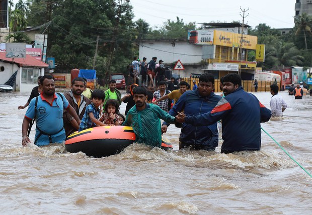 ཀེ་ར་ལཱ་མངའ་མངའ་སྡེའི་ནང་ཆར་ཤུགས་ཀྱིས་མི་རྒྱུ་གཉིས་ལ་གྱོང་གུན་ཆེན་པོ་བྱུང་བ། ཀེ་ར་ལཱ་མངའ་མངའ་སྡེའི་ནང་ཆར་ཤུགས་ཀྱིས་མི་རྒྱུ་གཉིས་ལ་གྱོང་གུན་ཆེན་པོ་བྱུང་བ།