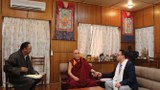 རྒྱ་མི་གཞོན་སྐྱེས་གསུམ་ནས་༸གོང་ས་མཆོག་ལ་བཅའ་འདྲི་ཞུས་པ།