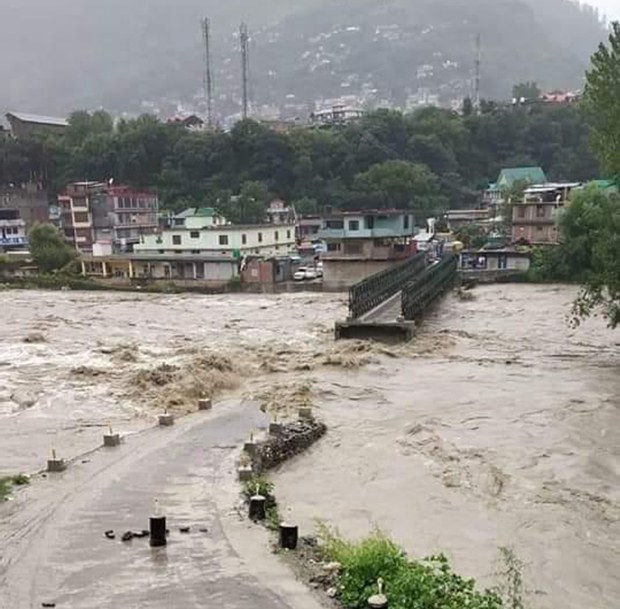 ཀུ་ལུ་མ་ན་ལི་ཁུལ་དུ་ཆུ་ལོག་གི་རྐྱེན་པས་འགྲུལ་བཞུད་པ་མང་པོར་དཀའ་འཕྲད་བཞིན་པ། ཀུ་ལུ་མ་ན་ལི་ཁུལ་དུ་ཆུ་ལོག་གི་རྐྱེན་པས་འགྲུལ་བཞུད་པ་མང་པོར་དཀའ་འཕྲད་བཞིན་པ།