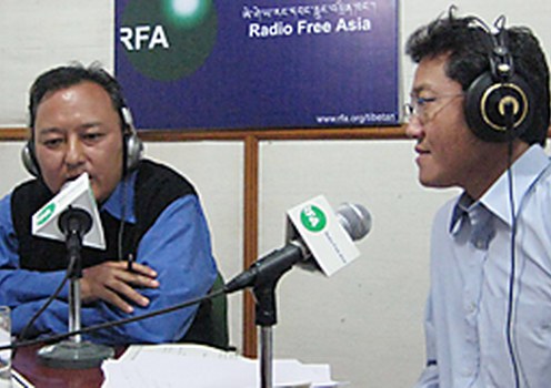 སྐོར་འཆར་འགོད་ལྷན་ཁང་གི་སྤྱི་ཁྱབ་འགན་འཛིན་ཌོཀ་ཊོར་དཀོན་མཆོག་བརྩོན་འགྲུས་ལགས་ཀྱི་ལྷན་གླེང་བཞིན་པ།