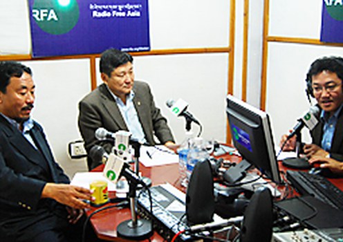བཙན་བྱོལ་བོད་གཞུང་གི་ཕྱི་དྲིལ་དྲུང་ཆེ་བསོད་ནམས་ནོར་བུ་ལགས་དང་ནང་སྲིད་དྲུང་ཆེ་ལས་ཚབ་དངོས་གྲུབ་རྡོ་རྗེ་ལགས་ཀྱི་ལྷན་དུ་སྐལ་ལྡན་བློ་གྲོས་ལགས་ནས་གླེང་མོལ་ཞུ་བཞིན་པ།