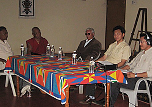 བཙན་བྱོལ་ནང་གི་བོད་མིའི་གཞིས་ཆགས་དང་པོ་ལུགས་བཟུང་བསམ་གྲུབ་གླིང་ཐོག་མར་ཆགས་ཚུལ་གྱི་སྐོར་གླེང་མོལ་ཞུས་པ།