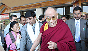 ༧གོང་ས་༧སྐྱབས་མགོན་ཆེན་པོ་མཆོག་རྡ་སའི་ག་གྷལ་གནམ་ཐང་དུ་ཞབས་སོར་འཁོད་གནང་མཛད་བཞིན་པ།