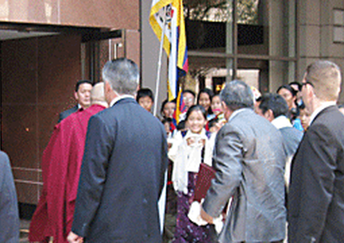 ཝ་ཤིང་ཀྲོན་བོད་མིས་༸གོང་ས་མཆོག་ལ་ཕེབས་བསུ་ཟབ་རྒྱས་ཞུ་བཞིན་པ།