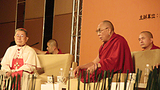 ༸གོང་ས་མཆོག་ས་ཐེ་ཝན་གྱི་ཡེ་ཤུའི་གནམ་བདག་གི་བླ་ཆེན་ལྷན་བགྲོ་གླེང་གནང་བཞིན་པ།