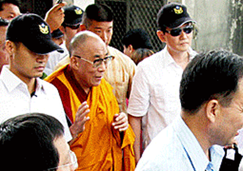 ༸གོང་ས་མཆོག་གིས་ཐེ་དབན་གྱི་དྲག་ཆར་རླུང་འཚུབ་ཀྱི་གནོད་ཚེའི་འོག་རྐྱེན་འདས་སུ་གྱུར་བའི་མི་མང་རྣམས་ཀྱི་ཆེད་དུ་ཐུཊ་སྨོན་གནང་བཞིན་པ།