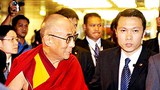 ༸གོང་ས་མཆོག་ཐེ་དབན་གྱི་རྒྱལ་ས་ཐའེ་ཕེ་ནང་ཞབས་སོར་འཁོད་སྐབས་དད་ལྡན་ཕེབས་བསུ་ཞུས་མཁན་རྣམས་ལ་གཟིགས་བཞིན་པ།
