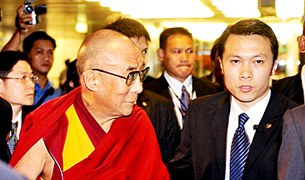 ༸གོང་ས་མཆོག་ཐའེ་ཕེ་ནང་ཞབས་སོར་འཁོད་གནང་བ། ༸གོང་ས་མཆོག་ཐའེ་ཕེ་ནང་ཞབས་སོར་འཁོད་གནང་བ།