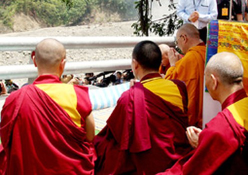 ༸གོང་ས་མཆོག་གིས་ཐེ་དབན་གྲོང་ཁྱེར་ཁའོ་ཞོང་དུ་རླུང་འཚུབ་ཀྱི་རྐྱེན་པས་འདས་གྲོངས་སུ་གྱུར་བའི་མི་མང་ཚོར་ཐུཊ་སྨོན་གནང་བཞིན་པ།