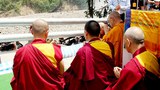 ༸གོང་ས་མཆོག་ཐེ་དབན་གྲོང་ཁྱེར་ཁའོ་ཞོང་དུ་ཆིབས་བསྒྱུར།