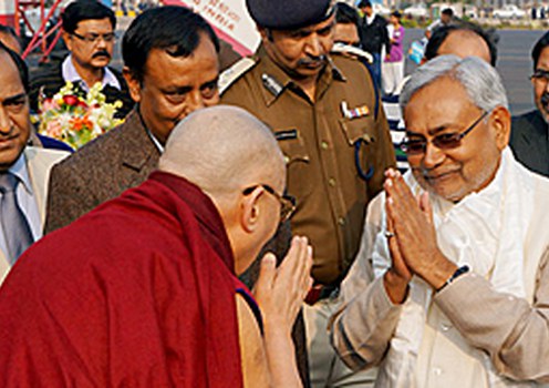 ༸གོང་ས་མཆོག་རྒྱ་གར་གྱི་ལྦི་ཧར་མངའ་སྡེའི་ནང་ཞབས་སོར་འཁོད་གནང་སྐབས་སྤྱི་ཁྱབ་བློན་ཆེན་ནས་ཕེབས་བསུ་ཞུ་བཞིན་པ།