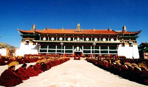 ཀིརྟི་དགོན་པའི་གྲྭ་གཉིས་འཛིན་བཟུང༌། ཀིརྟི་དགོན་པའི་གྲྭ་གཉིས་འཛིན་བཟུང༌།