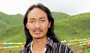 རྩོམ་པ་པོ་གངས་སྐྱེས་སྒྲུབ་པ་སྐྱབས་འཛིན་བཟུང༌། རྩོམ་པ་པོ་གངས་སྐྱེས་སྒྲུབ་པ་སྐྱབས་འཛིན་བཟུང༌།